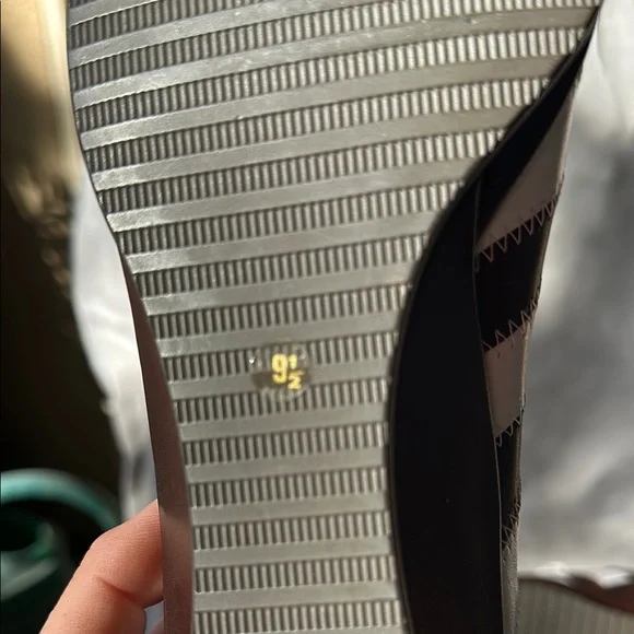 Brown and White Women's Leisure walking shoes by Amalfi by Rangoni size 91/2. - Picture 4 of 6